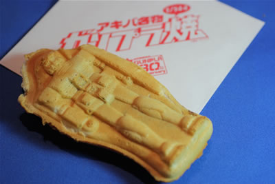 Tα μπισκότα Gunpra-Yaki είναι τα πιο δημοφιλή προϊόντα. Είναι αντιγραφή του πρώτου πλαστικού μοντέλου Gundam, κλίμακας 1/144. (c) photo SOTSU-SUNRISE