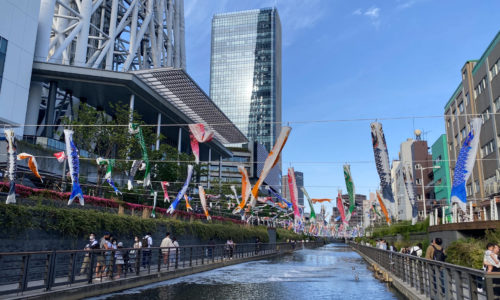 Koϊνομπόρι στον ποταμό και o Tokyo Skytree