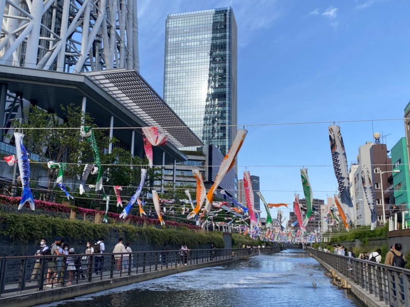 Koϊνομπόρι στον ποταμό και o Tokyo Skytree